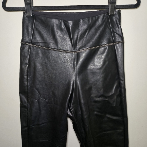 EUC Athleta All Over Gleam Tight Faux Leather Leggings Tight Black Xsmall - Picture 4 of 13